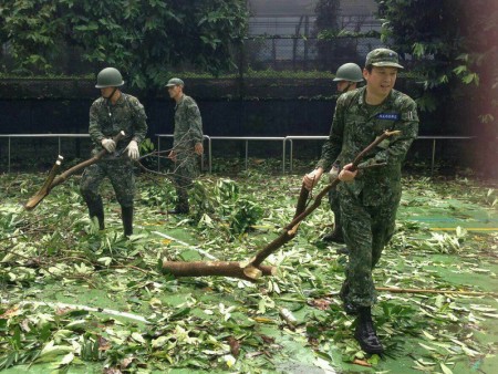 台风重创台东国军救灾 林揆勘灾区拨8亿台币