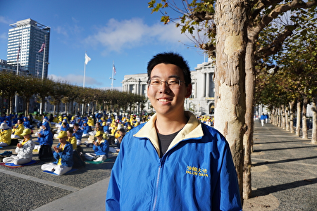 17岁的路彬祥参加了10月23日早上在旧金山市政广场的法轮功晨炼。他来自新泽西，正在读高中，希望更多人了解法轮功的真相。（温文清/大澳门威尼斯人赌场官网）